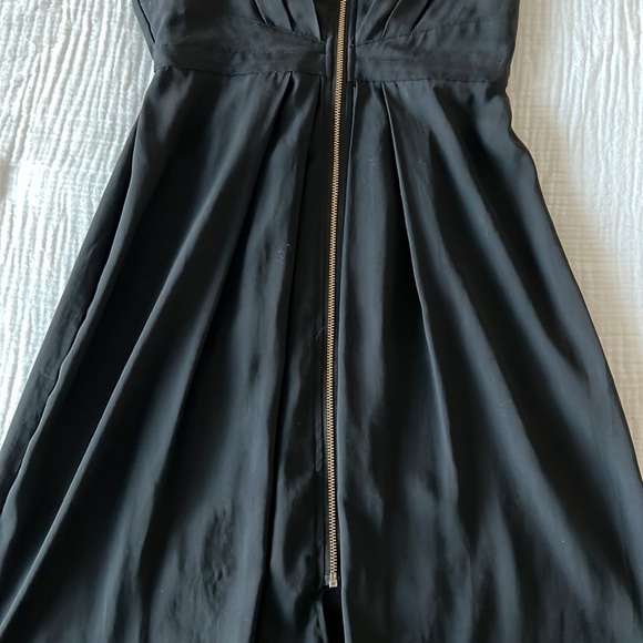 Black H&M dress with gold zipper detail. Size 4 - Picture 3 of 6